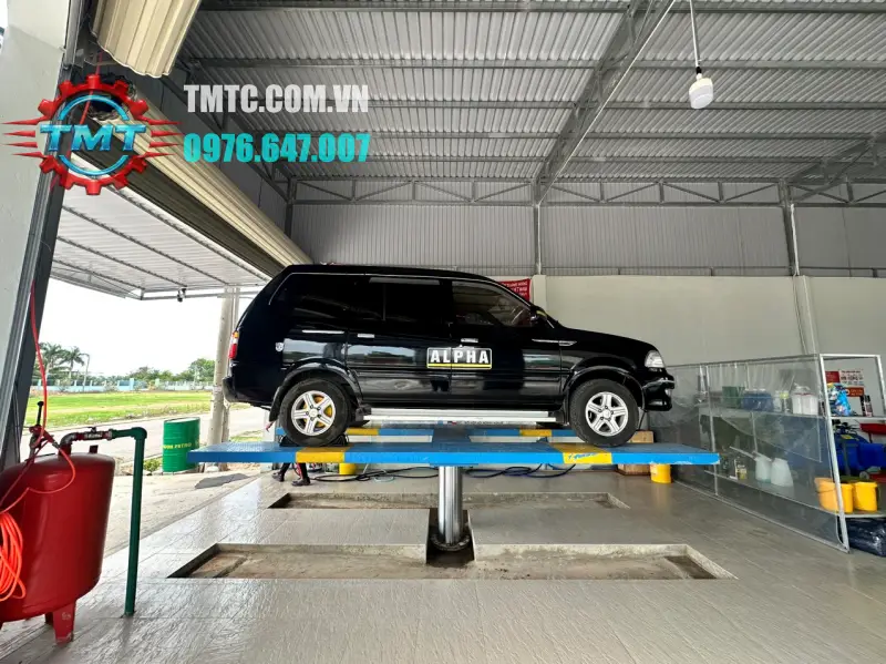 Nên Lắp Cầu Nâng 1 Trụ Âm Nền Hay Lắp Nổi Cho Tiệm Rửa Xe? 1 Sự khác biệt cốt lõi giữa cầu nâng 1 trụ âm nền và lắp nổi