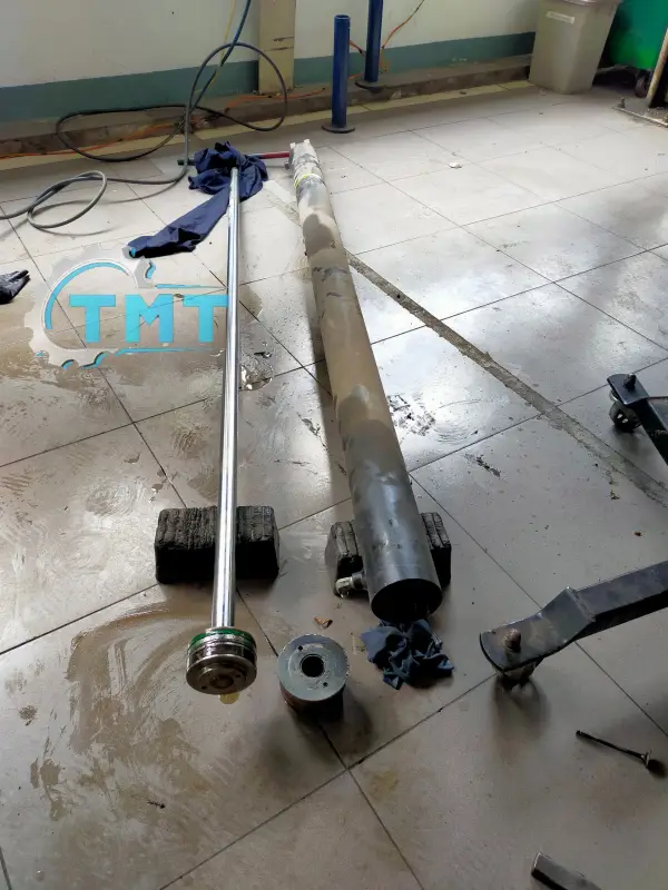Quy Trình Bảo Dưỡng Cầu Nâng 2 Trụ Chuẩn Kỹ Thuật Cho Gara Ô Tô 3 Kiểm tra đệm cao su và cơ cấu khóa góc tay nâng
