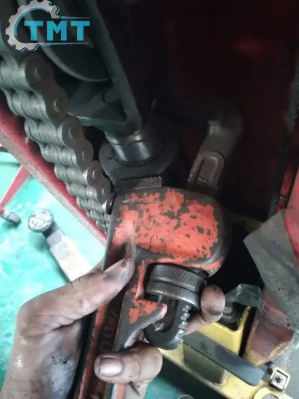 Quy Trình Bảo Dưỡng Cầu Nâng 2 Trụ Chuẩn Kỹ Thuật Cho Gara Ô Tô 2 Kiểm tra và tăng chỉnh cáp cân bằng (Equalizing Cables)
