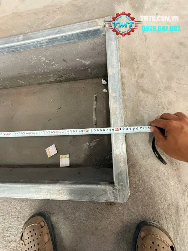 Đo chiều dài hố móng cầu nâng cắt kéo mỗi bên khi hoàn thiện Đo chiều dài hố móng cầu nâng cắt kéo mỗi bên khi hoàn thiện