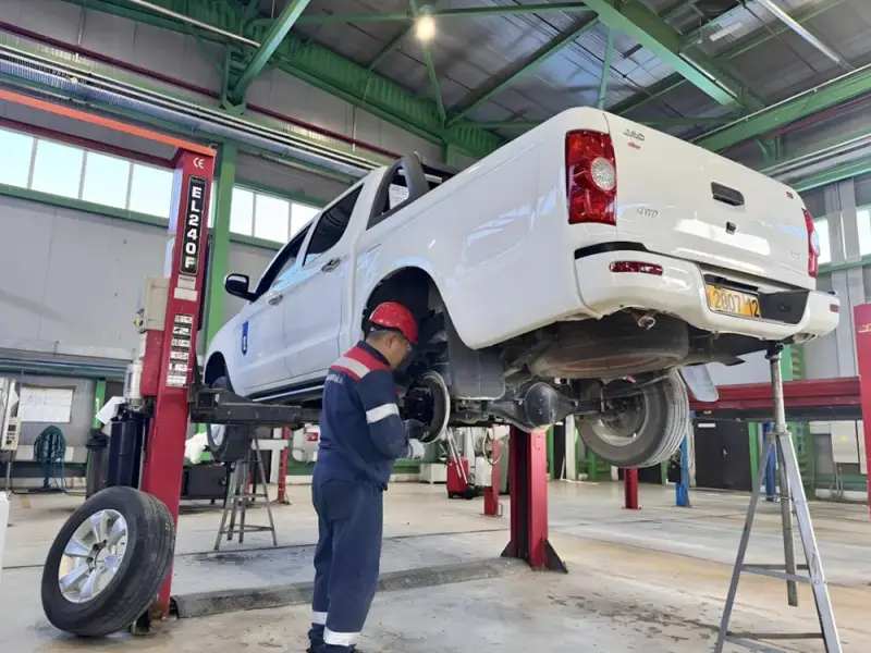 Cấu Tạo Cầu Nâng 2 Trụ Chi Tiết, Nguyên Lý Vận Hành & Sơ Đồ Kỹ Thuật 1 Tổng quan về cầu nâng 2 trụ trong garage ô tô