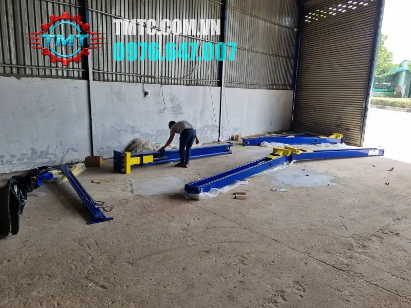 Dịch Vụ Cung Cấp & Lắp Đặt Cầu Nâng Ô Tô Toàn Quốc Trọn Gói 2 Bàn giao cầu nâng 2 trụ cho khách hàng TMTC