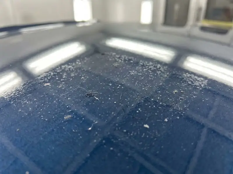 Tổng Hợp Các Lỗi Thường Gặp Của Phòng Sơn Ô Tô Và Cách Khắc Phục Triệt Để 1 Phòng sơn bị bụi, cặn bẩn bám dính vào bề mặt sơn