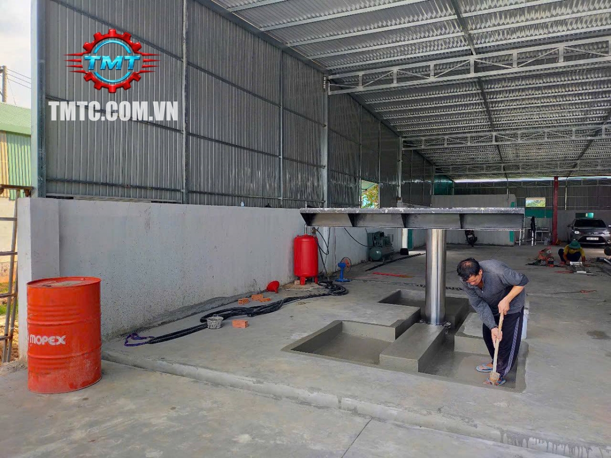 Cầu Nâng Ô Tô 1 Trụ Việt Nam Bàn Chữ H Lắp Âm Nền 11 hinh anh thuc te lap dat cau nang 1 tru cho khach hang tmtc05