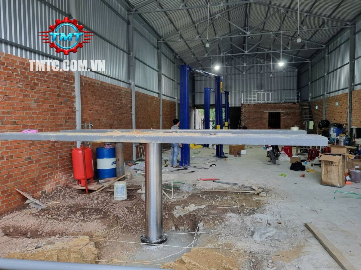 Cầu Nâng Ô Tô 1 Trụ Việt Nam Bàn Chữ H Lắp Âm Nền 10 hinh anh thuc te lap dat cau nang 1 tru cho khach hang tmtc06