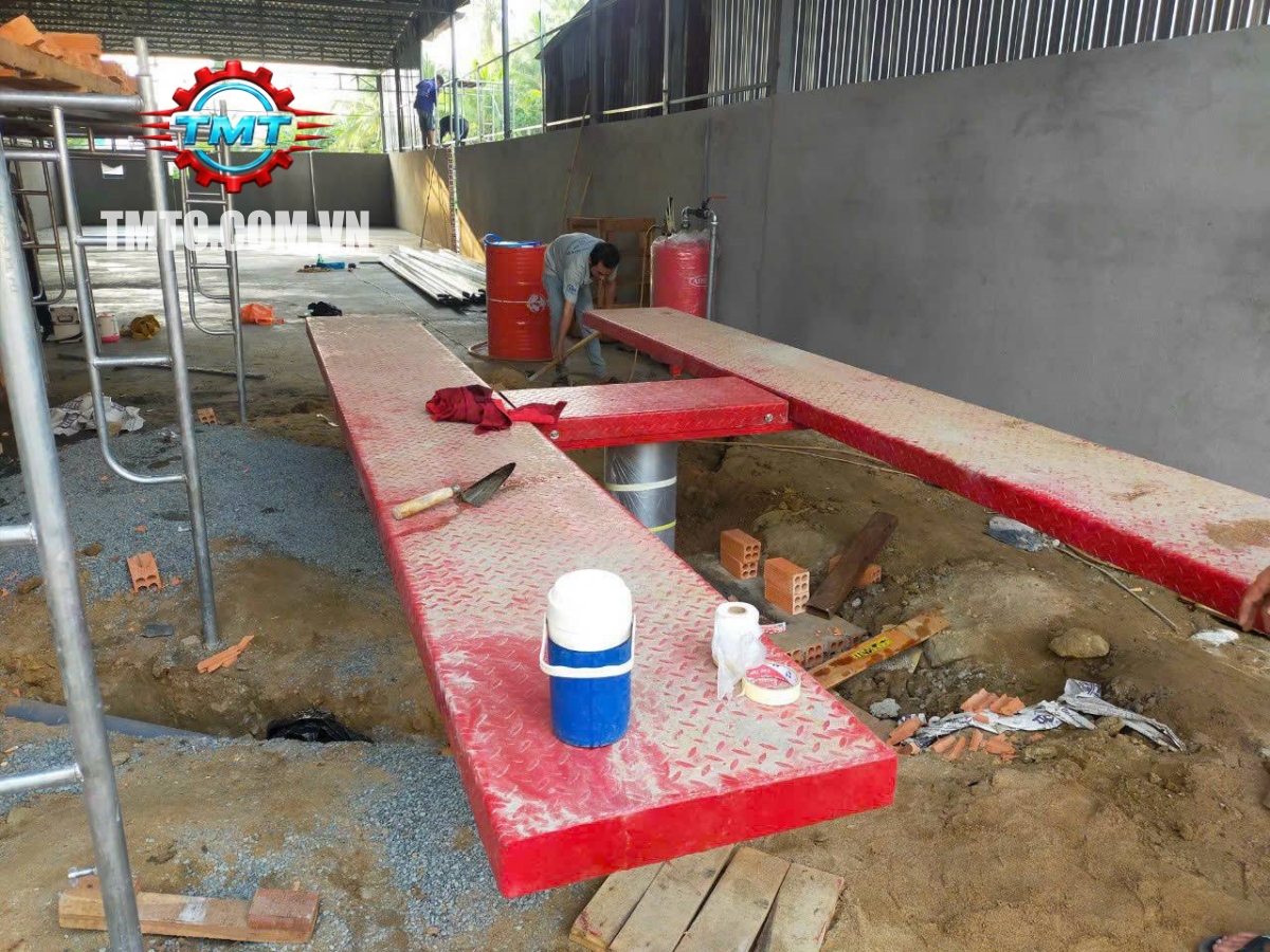 Cầu Nâng Ô Tô 1 Trụ Việt Nam Bàn Chữ H Lắp Âm Nền 9 hinh anh thuc te lap dat cau nang 1 tru cho khach hang tmtc07