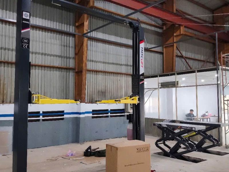 TMTC bàn giao thiết bị cầu nâng ô tô cho xưởng dịch vụ Vinfast Quận 12