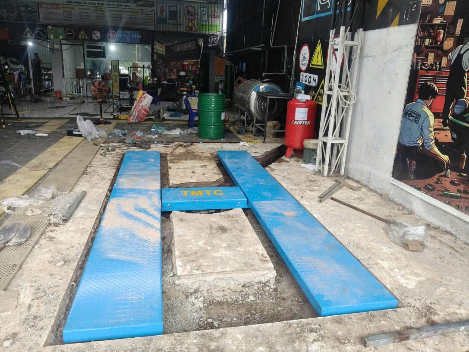 Hệ thống âm nền cầu nâng 1 trụ Ấn Độ được căn mực thủy chuẩn chính xác tuyệt đối, đảm bảo độ bền kết cấu và an toàn vận hành.