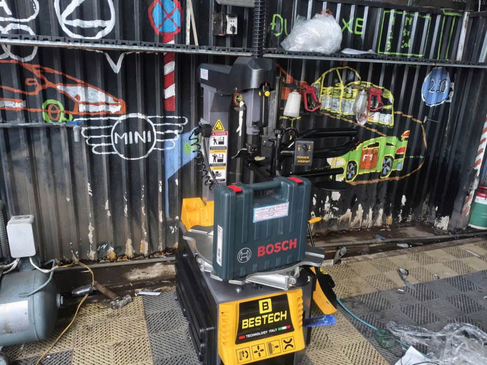 TMTC bàn giao thiết bị rửa xe , thiết bị làm lốp cho anh khách Vũng Tàu 4 Lắp đặt máy ra vào lốp